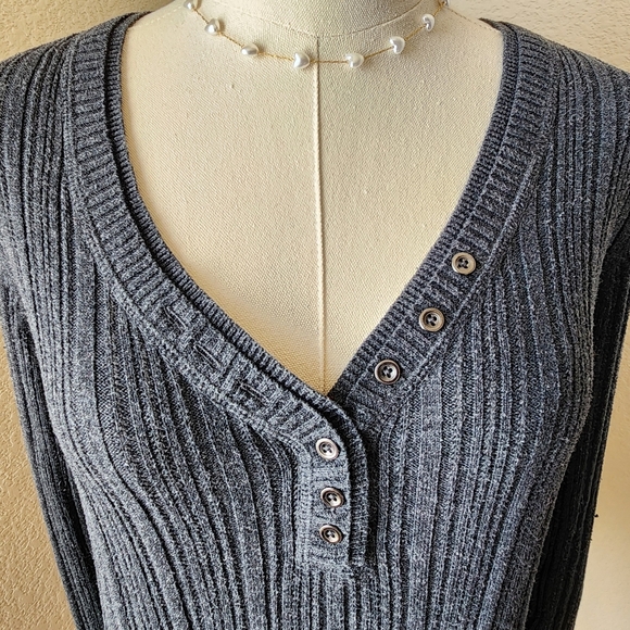 Sonoma knit sweater. Size Medium. Long-sleeved v-neck. - Picture 3 of 12